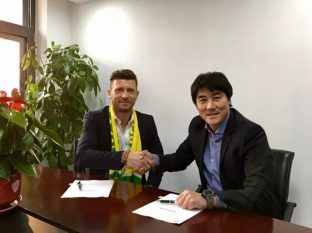 这时，跟在裴会长身后的一个中年男人，忽然冷哼一声，说道：萧常坤，你在天香府请客吃饭，只定一个档次最差的青铜包厢，未免也太不尊重会长和其他的常务理事了吧？萧常坤看到对方，脸色顿时变得难看起来，说道：孙有才，我请大家吃饭，可没给你发邀请，你舔着脸跟过来干什么？再说，我定什么包厢，跟你又有什么关系，轮得到你在这里说三道四吗？他眼前的这个人，正是他竞争常务理事位置的最大竞争对手，孙有才。