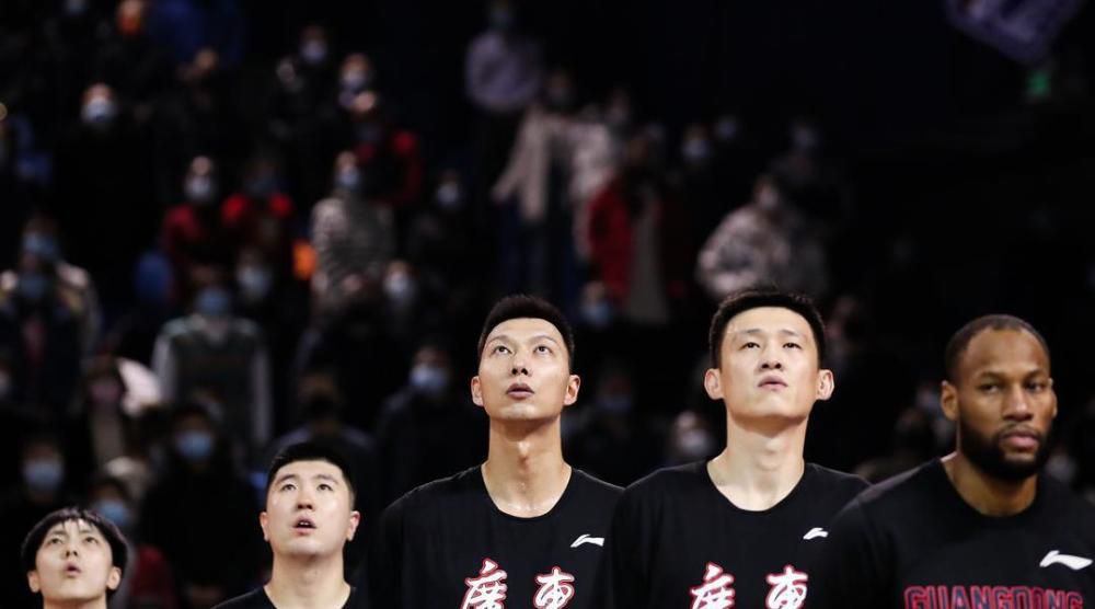 周日，瓜迪奥拉将车停在了曼彻斯特市中心，因为停车不规范，他驾驶的尼桑电动4x4的车窗上被贴了一张60英镑的罚单。